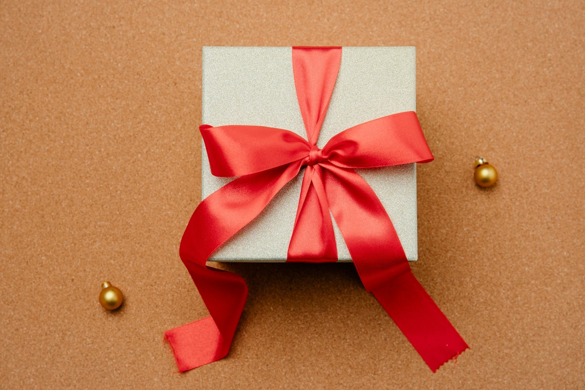 Paying Christmas bonuses and gifts to your staff